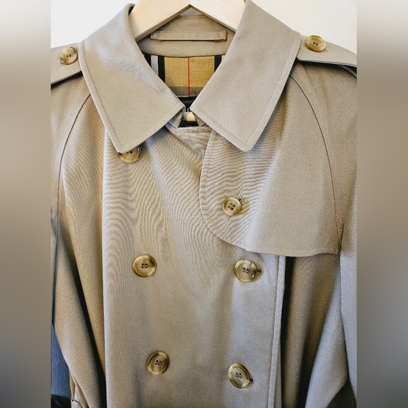 Burberry (Vintage) Women's Trenchcoat - Picture 5 of 15